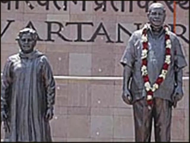 उत्तर प्रदेश में मायावती और कांशीराम के अनेक स्मारक निर्माणाधीन हैं