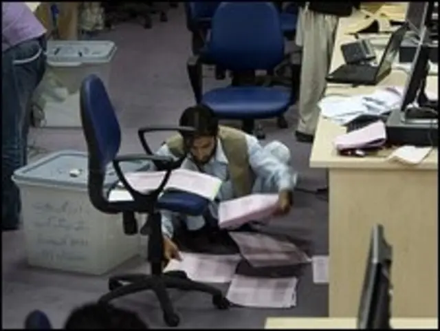 Nhân viên bầu cử Afghanistan kiểm phiếu