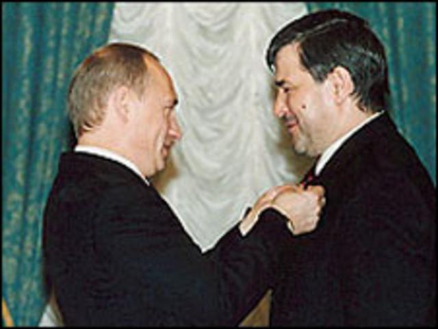 Президент Владимир Путин вручает Руслану Ямадаеву звезду Героя России