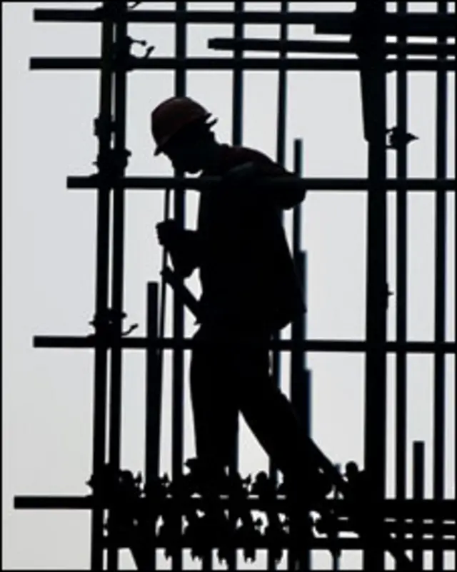 Trabalhador da construção civil. Foto: AP/ Eugene Hoshiko