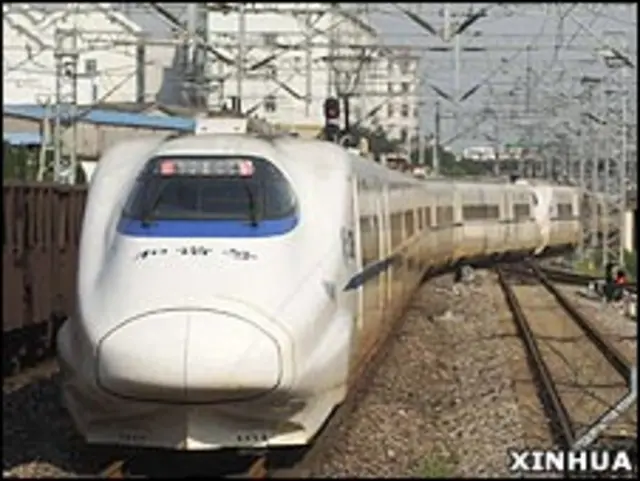 一列和谐号动车组驶出合肥火车站(新华社图片1/7/2009)