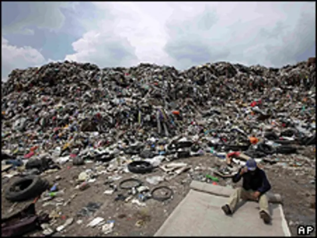 Un hombre en medio de un basurero en la Ciudad de México