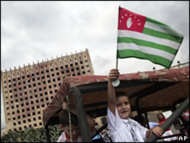 Мальчик с флагом Абхазии