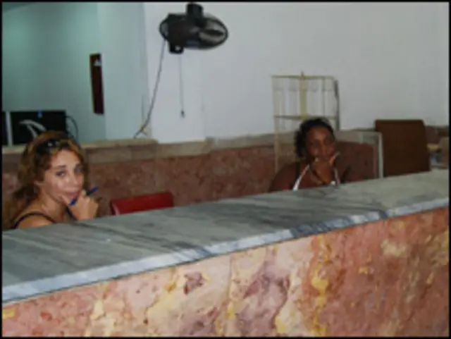 Trabajadoras en oficina de Correos en Cuba (Foto: Raquel Pérez)