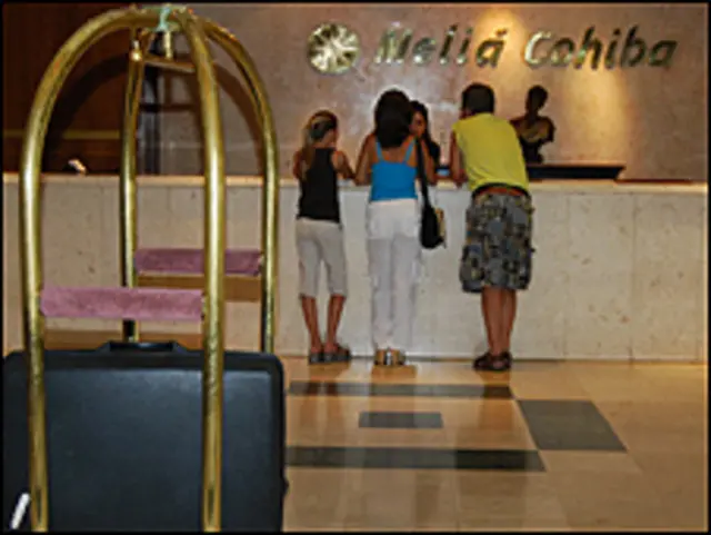 Una familia en un hotel de La Habana. Foto: Raquel Pérez