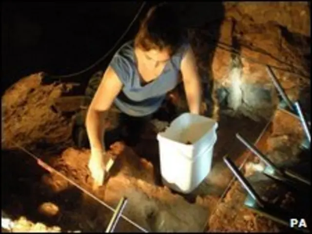 حفاری در غار کنتس توسط تیم دانشگاه شفیلد