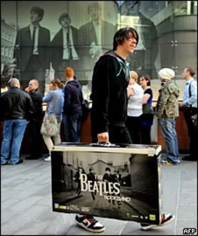 Счастливый обладатель новой компьютерной игры по музыке "Битлз"