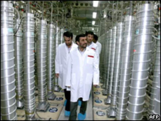 Махмуд Ахмадинежад на станции по обогащению урана в Иране