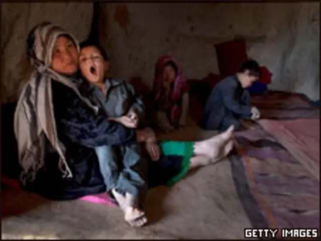 Familia afgana que, por su pobreza, debe vivir en una cueva.