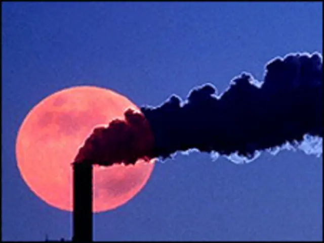 烟囱冒出的浓烟