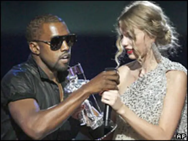 Рэппер Канье Уэст отбирает микрофон у певицы Тэйлор Свифт во время церемонии вручения наград MTV 13 августа