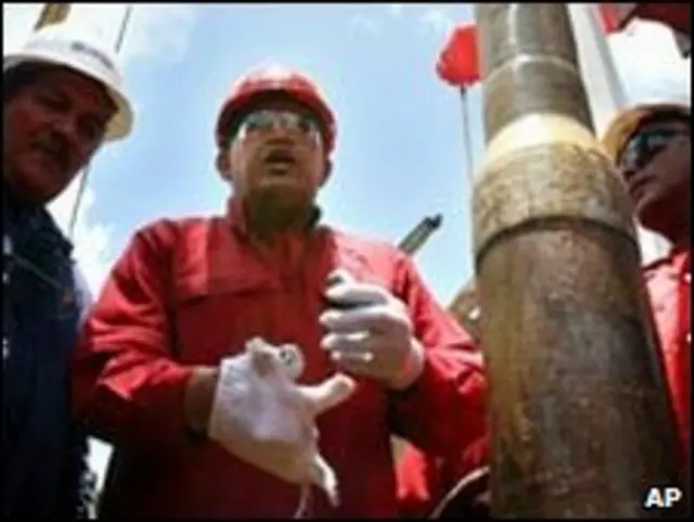 Tổng thống Venezuela Hugo Chavez thăm một cơ sở dầu