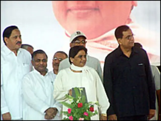 मायावती सहयोगियों के साथ