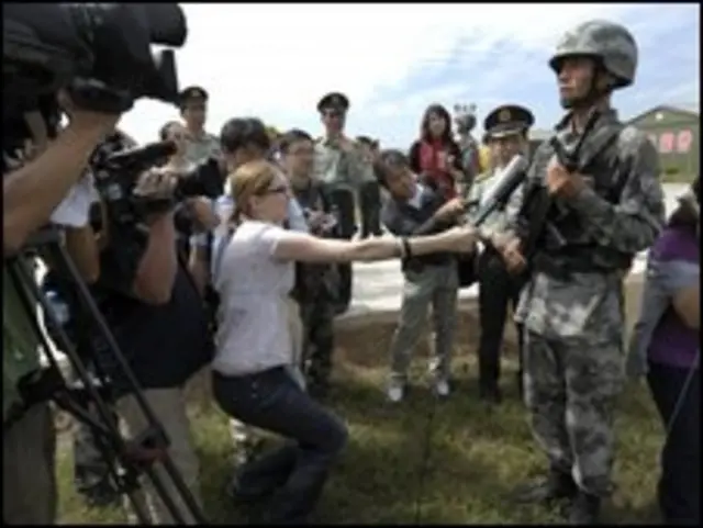 Các phóng viên gặp bức tường im lặng