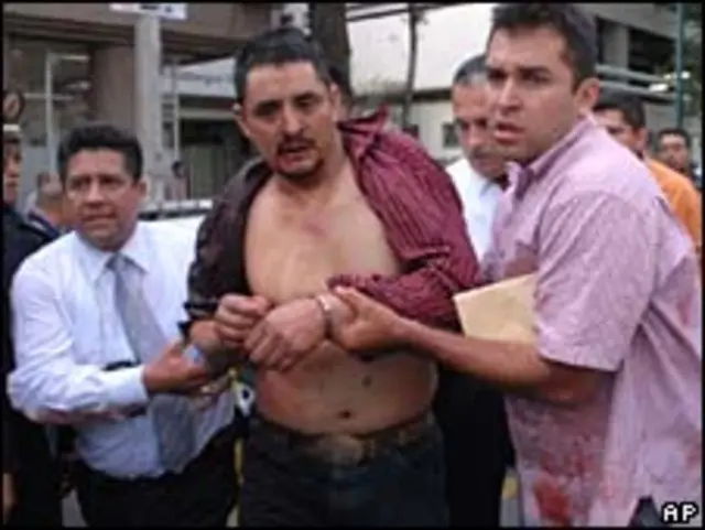 Policías arrestan al agresor