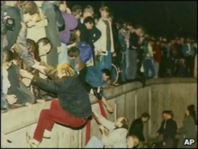 Một hệ quả của chính sách cải tổ là bức tường Berlin bị đập đổ