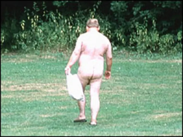 Обнаженный мужчина в парке в Берлине