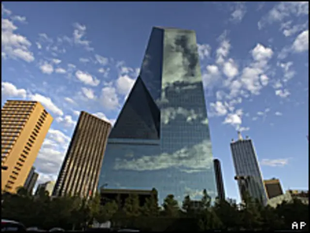 Здание Fountain Place в Далласе