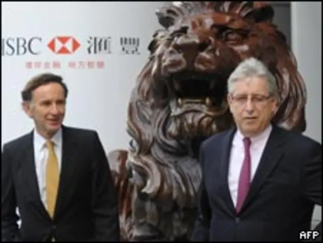 Michael Geoghegan CEO (phải) dự định đem tiền thưởng của mình cho tổ chức từ thiện. 