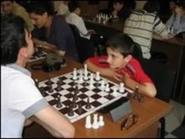 Niño armenio jugando a lajedrez