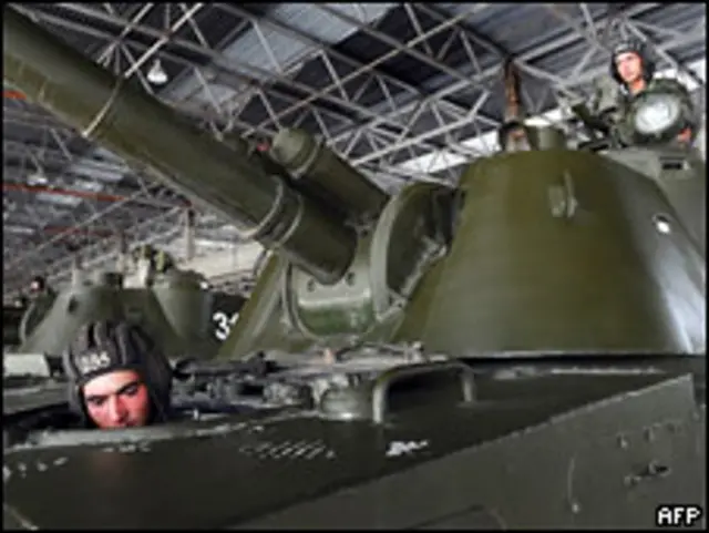 Российские военные в танках на базе в Цхинвали