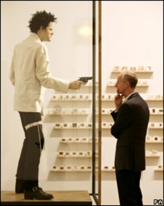 Observador na pré-estréia da exposição