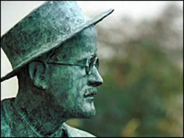 Памятник писателю Джеймсу Джойсу в Дублине