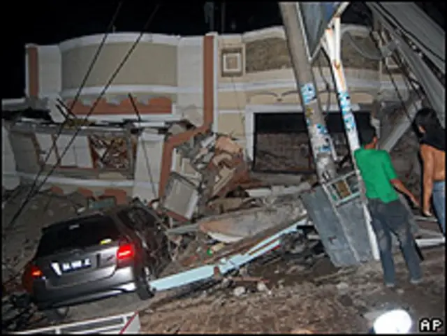 انڈونیشیا کے وزیرِ صحت نے کہا ہے کہ ’یہ زلزلہ سنہ دو ہزار چھ میں آنے والے زلزلے سے بھی زیادہ مہلک ہو سکتا ہے۔ اس زلزلے میں تین ہزار سے زیادہ افراد مارے گئے تھے۔‘