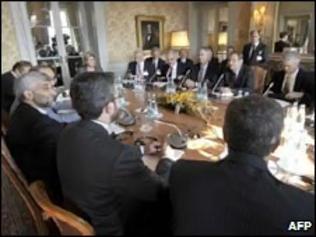 Các đại biểu thảo luận tại Geneva