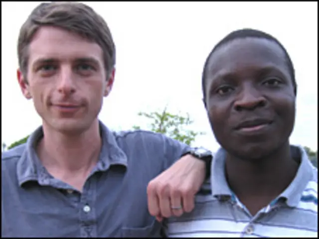 William Kamkwamba và Bryan Mealer (trái) trải qua một năm để viết sách