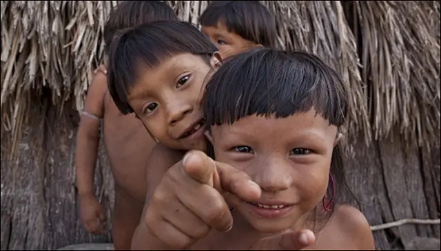 Niños indígenas de Brasil. Foto: © Daniel Beltra. Cortesía de The Prince’s Rainforests Project y Sony