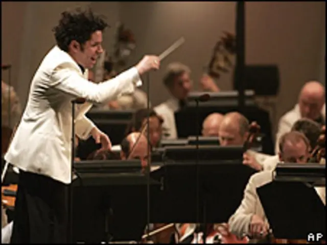 Gustavo Dudamel dirigiendo el concierto inaugural de la Filarmónica de Los Ángeles