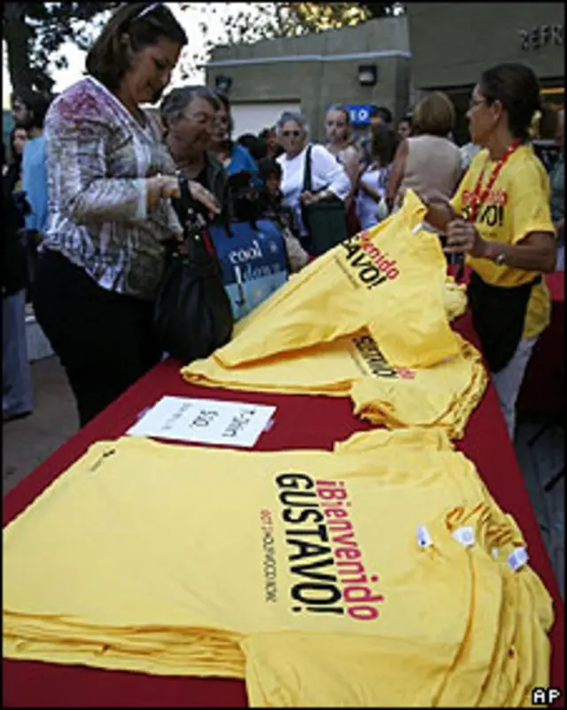 Venta de camisetas antes del concierto inaugural de Gustavo Dudamel