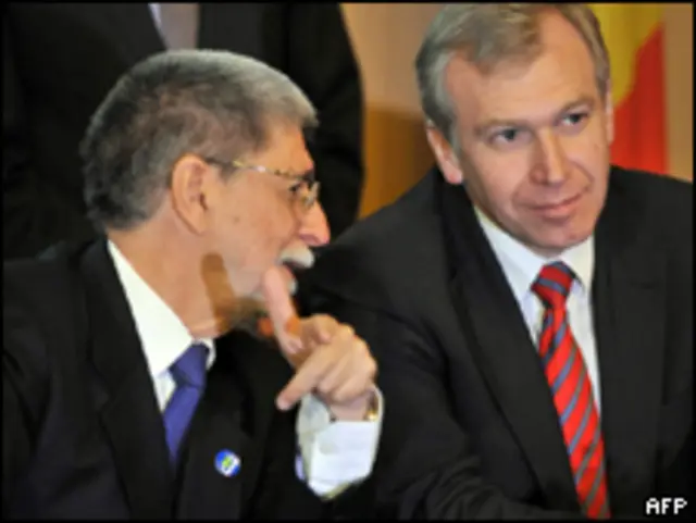 O ministro das Relações Exteriores, Celso Amorim, conversa com seu colega belga, Yves Leterme, em Bruxelas (AFP, 4 de outubro)