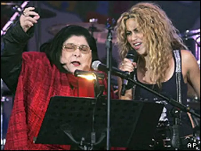 شکیرا (راست) از خوانندگانی بود که موقعیت همنوایی با مرسدس سوسا را یافت