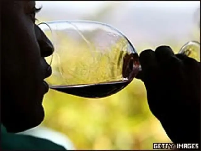 美国加利福尼亚州圣海伦娜一处酒庄客人品尝红酒(25/9/2009)