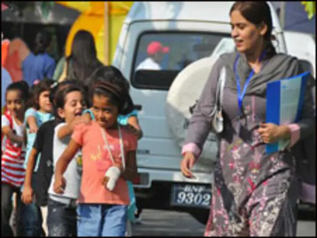 صبح کے شوز میں زیادہ تر سکولوں کے بچے اساتذہ کے ساتھ فلمیں دیکھنے آ رہے ہیں