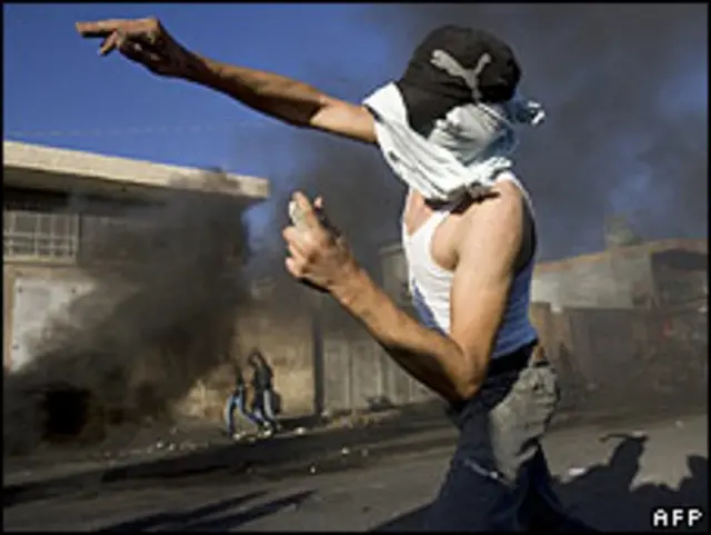 палестинец кидает камень