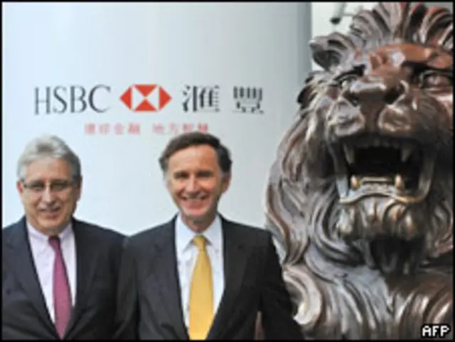汇丰银行主席葛霖(右)和集团行政总裁纪勤(左)在香港汇丰银行总部大楼前合影(25/09/2009)
