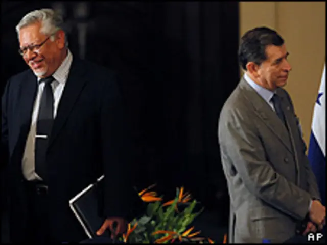 Victor Meza, representante de Zelaya, (izq.) y Carlos López, canciller del gobierno interino de Honduras