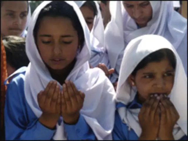 زلزلہ زدہ علاقوں میں طالب علم کھلے آسمان کے نیچے تعلیم حاصل کرنے پر مجبور ہیں۔