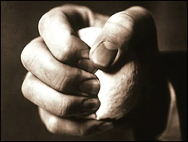 Кулак, сжимающий мячик