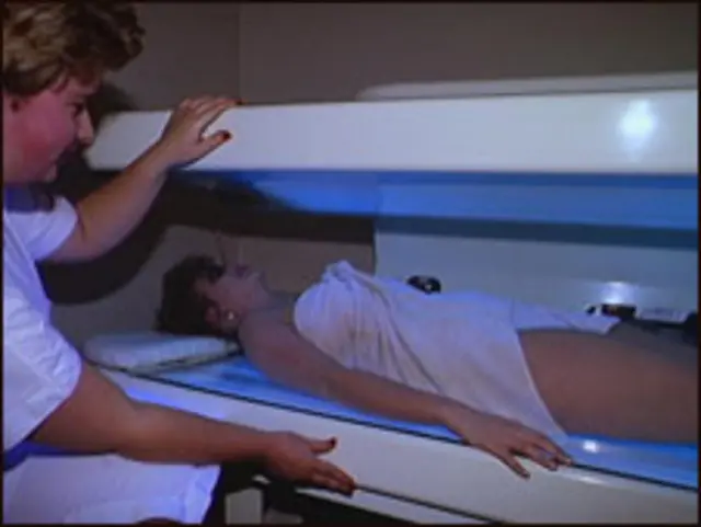 英国医学会（BMA）说，每月用一次日光浴机，身体一年承受的紫外线辐射便会平均增加一倍。