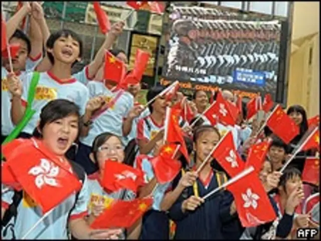 香港小学生在铜锣湾街头收看北京阅兵直播(1/10/2009)