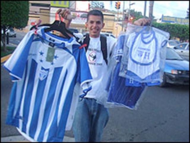 Jonathan, vendedor de camisetas da Seleção hondurenha (foto: Bruno Garcez)