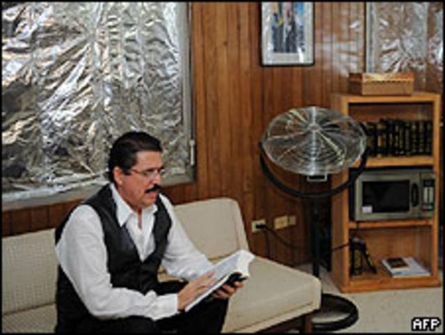 Manuel Zelaya lê Bíblia na Embaixada brasileira em Tegucigalpa