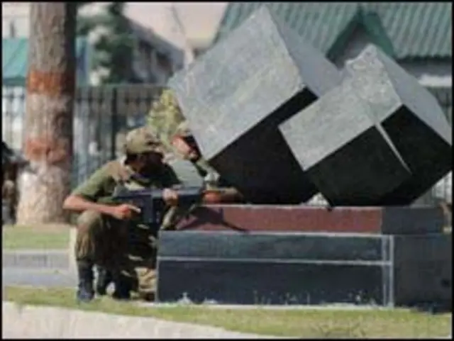 Binh lính bắn trả trong vụ tấn công cùa các tay súng. Ảnh: 10/10/2009