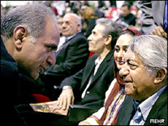 عزت الله انتظامی (راست) و پرویز پرستویی، همراه با کیومرث پور احمد در تلاش بودند موجبات رهایی بهنود شجاعی از اعدام را فراهم کنند اما با برخورد دستگاه قضایی مواجه شدند