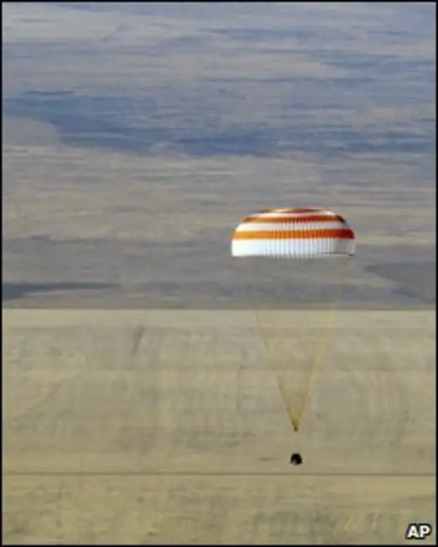 Cápsula levando Guy Laliberte e dois astronautas aterrisou no Cazaquistão.