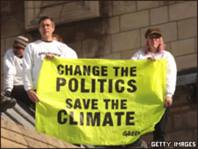 Британские гринписовцы на крыше здания парламента